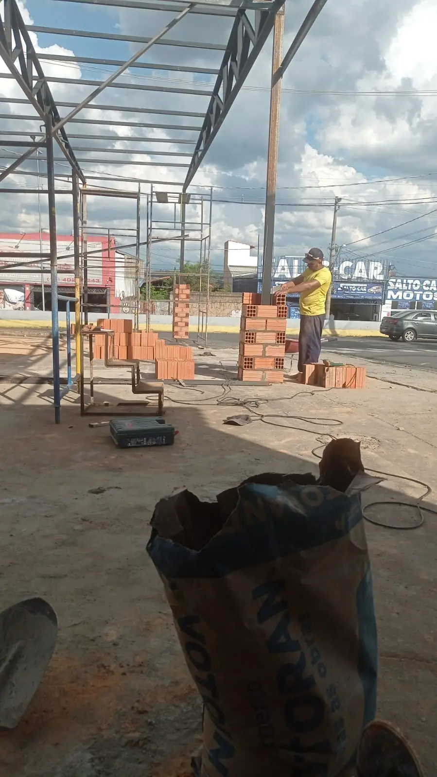 Piso de porcelanato instalado em cozinha em Sinop MT