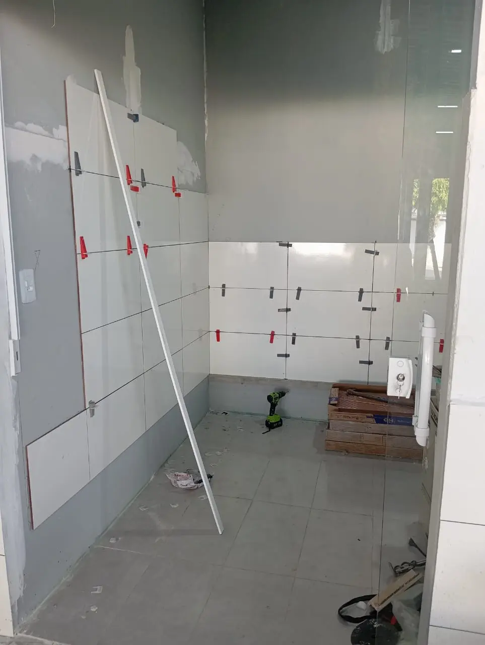 Piso de porcelanato instalado em cozinha em Sinop MT